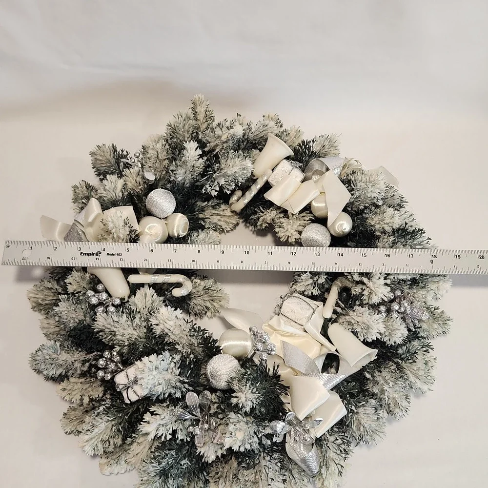 VTG  KITSCHY Plastic MCM‎ Christmas Wreath Snow Flocked Silver Accents 18
